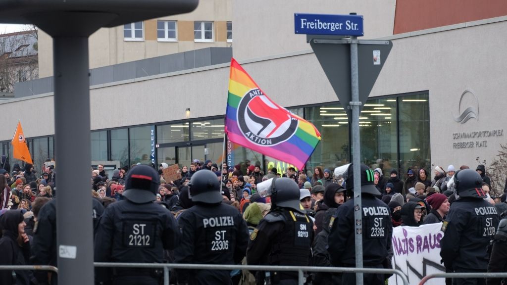 Aktivist:innen bei einer Kundgebung an der Freiberger Straße in Dresden, am 14.02.2025. (Foto)