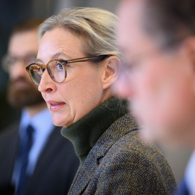 Mini-Verlust für AfD - Weidel-Partei und Union vorn