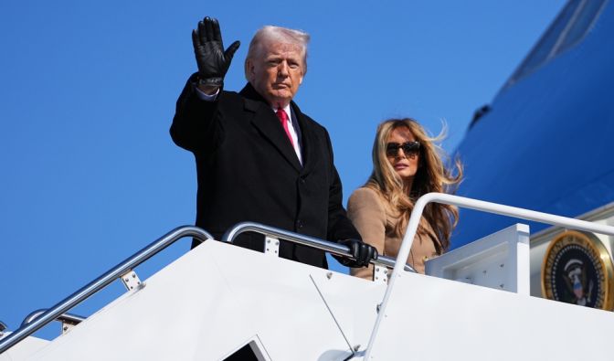 Angst vor einer Stolper-Panne - jetzt hält er Melanias Hand Donald Trump