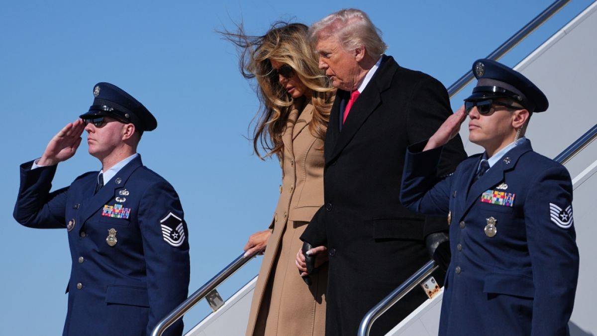 Donald und Melania Trump halten sich an den H&auml;nden, als sie aus der Air Force One aussteigen. (Foto)