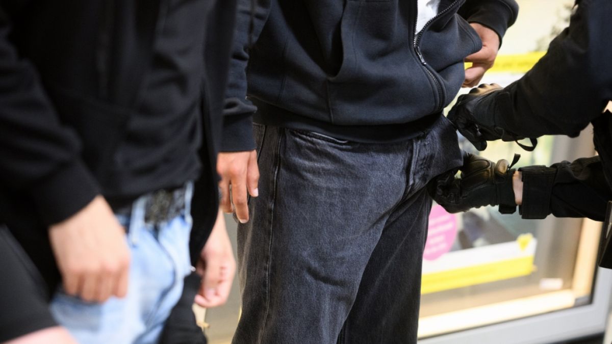 Die Polizei untersucht Verd&auml;chtige am Bahnhof nach Waffen. (Foto)