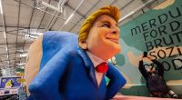 US-Präsident Donald Trump wird beim Kölner Rosenmontagszug mit blankem Hintern dargestellt. 