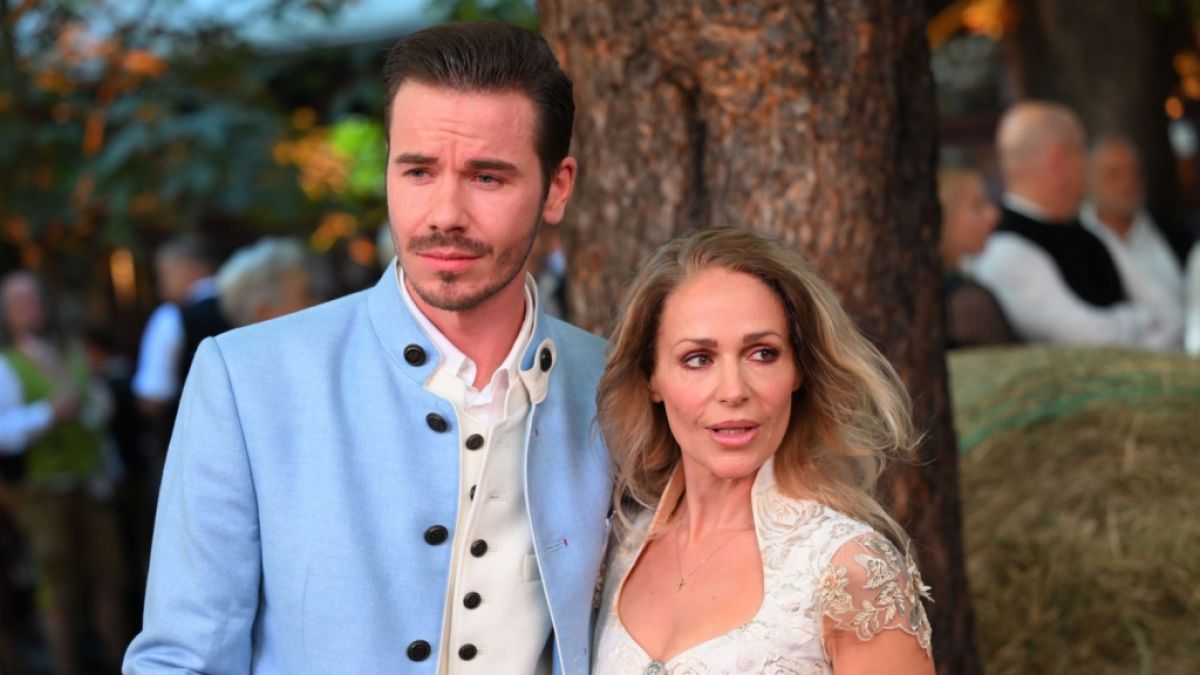 S&auml;ngerin Michelle und ihr Verlobter Eric Philippi posieren f&uuml;r die Fotografen bei Heidi Klums "HeidiFest". (Foto)