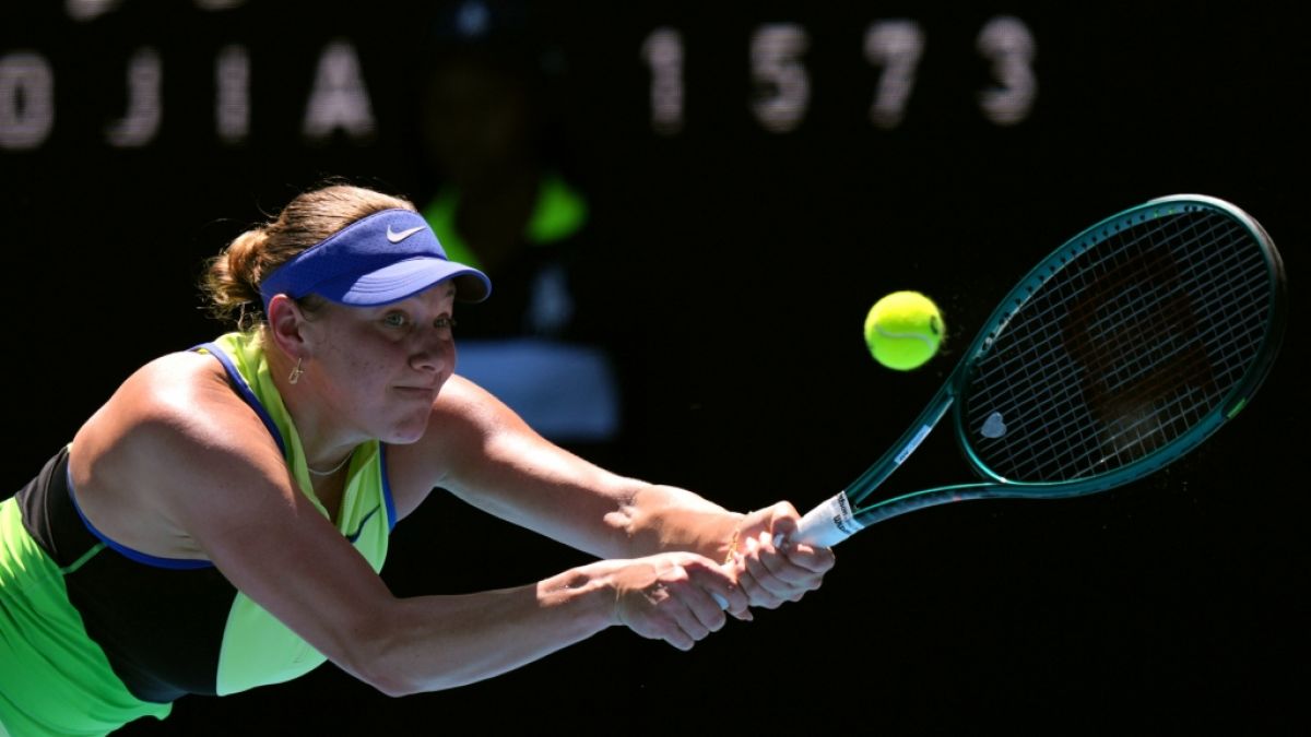 Amanda Anisimova spielt einen R&uuml;ckhand-Return am 26.01.2026. (Symbolbild) (Foto)