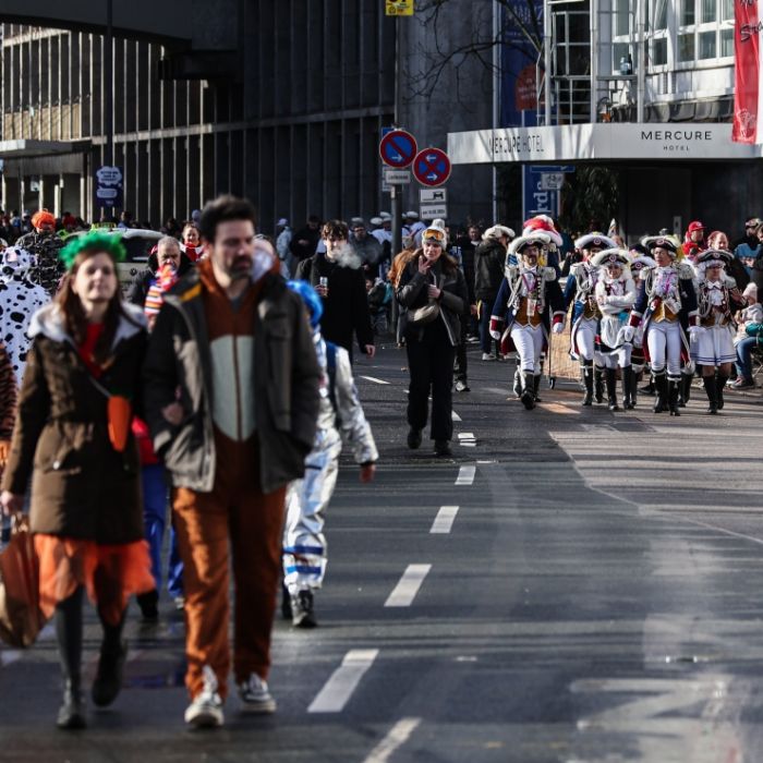 Dramatischer Sturz vom Umzugswagen - drei Verletzte