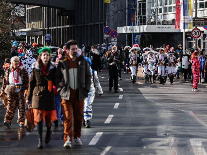 Unfall an Karneval: Dramatischer Sturz vom Umzugswagen - drei Verletzte