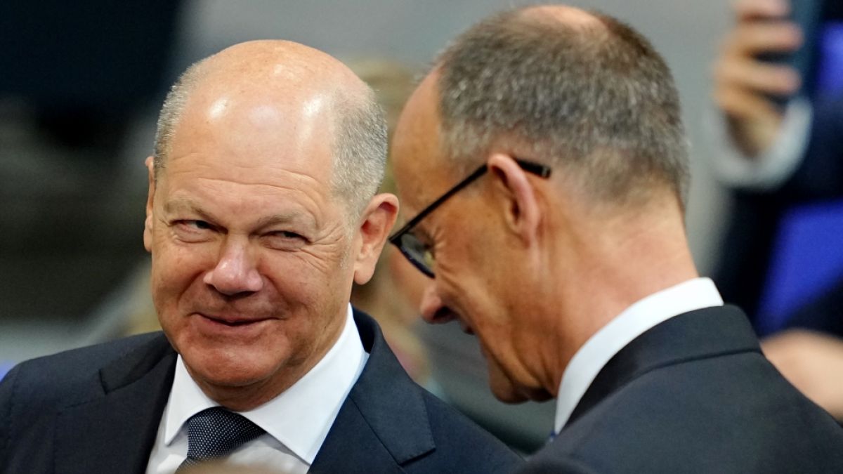 Ex-Kanzler Olaf Scholz (l.) kann sich &uuml;ber einen Umfrage-Erfolg gegen seinen Amtsnachfolger Friedrich Merz (r.) freuen. (Foto)