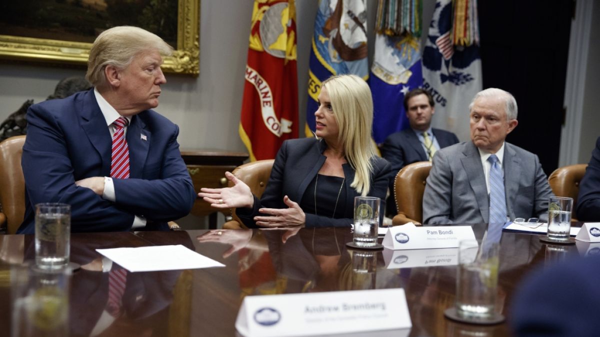 Donald Trump: Justizministerin Pam Bondi unter Beschuss (Foto)