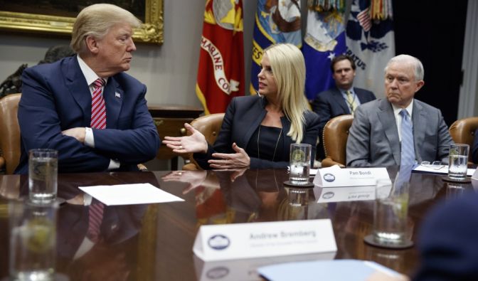 Justizministerin Pam Bondi unter Druck – Kritik aus eigenen Reihen Donald Trump