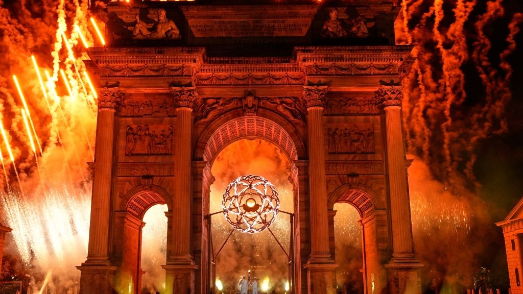 Am 6. Februar wurde das olympische Feuer am Arco della Pace in Mailand entzündet. (Foto)