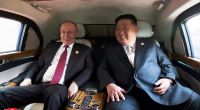 Nordkorea-Diktator Kim Jong Un (r.) scheint nicht mehr sonderlich begeistert über zwei Luxuslimousinen zu sein, die ihm Kremlchef Wladimir Putin 2024 schenkte.