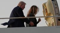 Donald Trump und Ehefrau Melania beim Betreten des Regierungsfliegers.