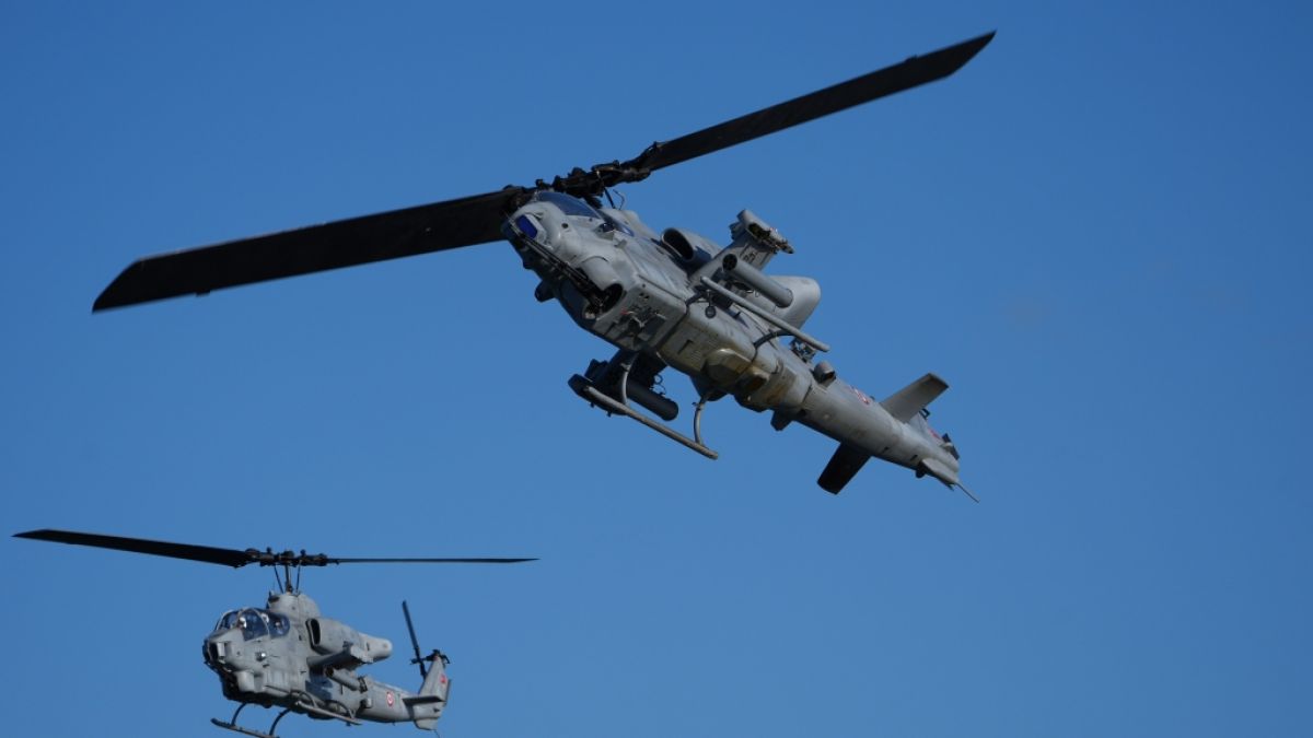 Kampfhubschrauber fliegen w&auml;hrend des Nato-Man&ouml;vers "Steadfast Dart" &uuml;ber den Truppen&uuml;bungsplatz an der Ostseek&uuml;ste. (Foto)