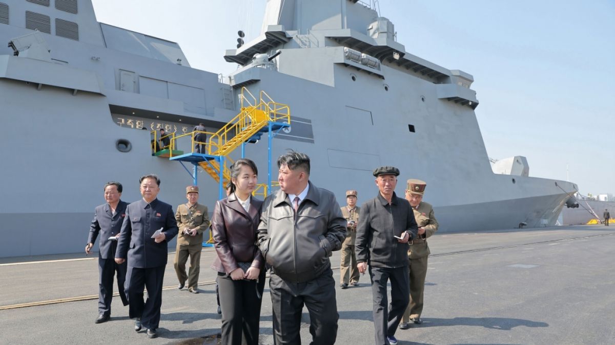 Undatierte Aufnahme zeigen Kim Jong Un und seine Tochter bei Raketentests auf einem Zerst&ouml;rer. (Foto)