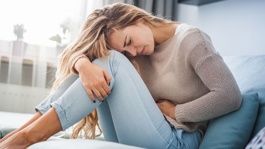 Woher kommen die Bauchschmerzen - und muss ich zum Arzt? Symptom-Check