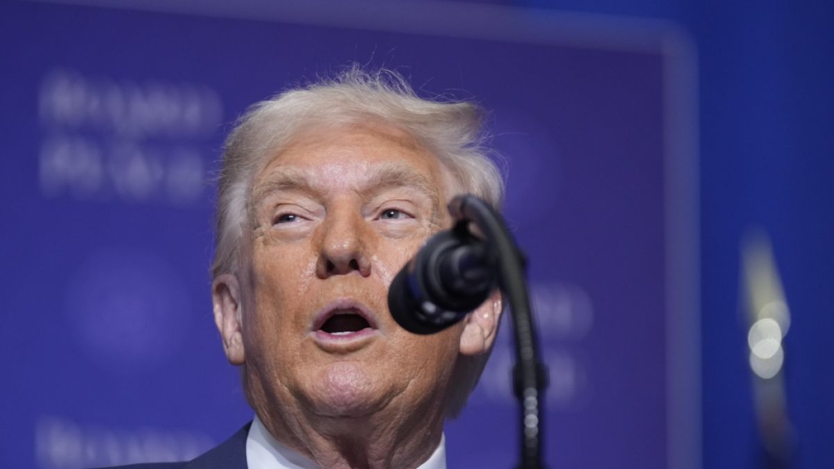 Donald Trump spricht bei einer Sitzung des Friedensrats &uuml;ber sein Rolltreppen-Malheur bei den Vereinten Nationen in New York. (Foto)