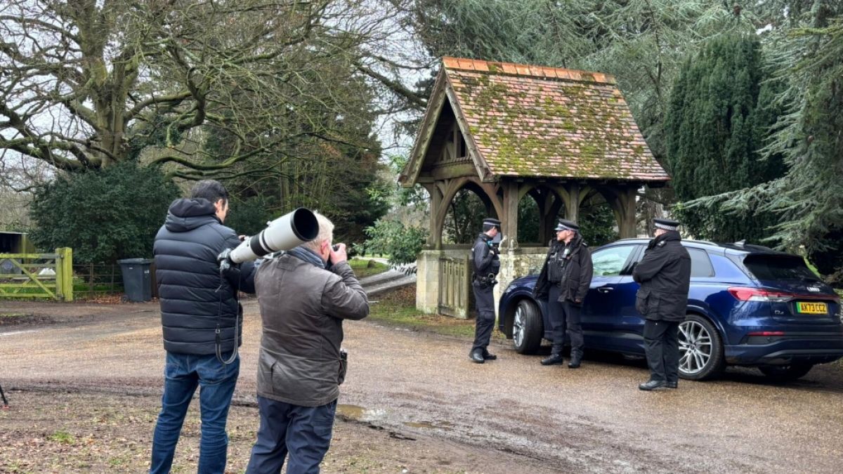 Polizeibeamte bewachen den Eingang zum k&ouml;niglichen Anwesen in Sandringham, nachdem Andrew Mountbatten-Windsor von der britischen Polizei wegen des Verdachts auf Amtsmissbrauch verhaftet wurde. (Foto)