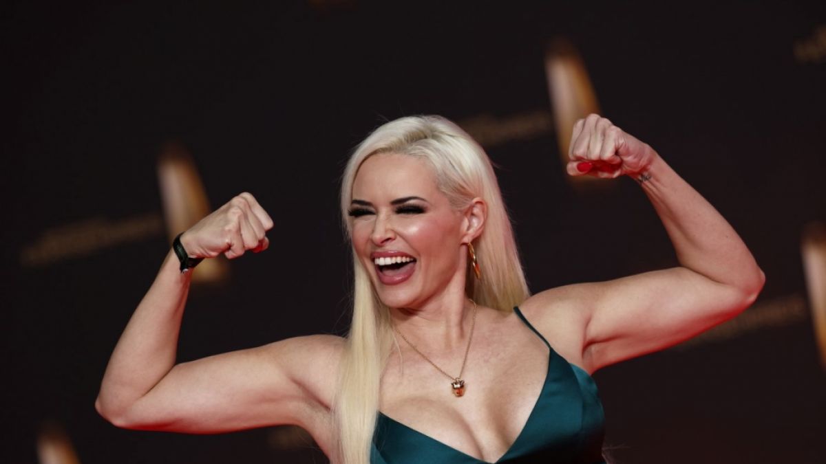 Daniela Katzenberger ist anl&auml;sslich ihres Buchs "Katze goes Muskelkater" auf der LBM. (Foto)