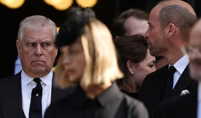 Ex-Prinz Andrew: Neue Fotos zeigen ihn mit unbekanntem Kind