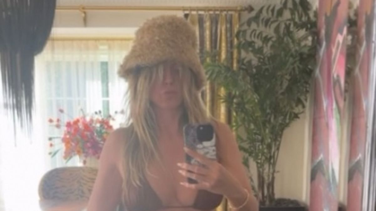 Heidi Klum zeigt sich gut gelaunt mit Bikini und Fellm&uuml;tze im Netz. (Foto)