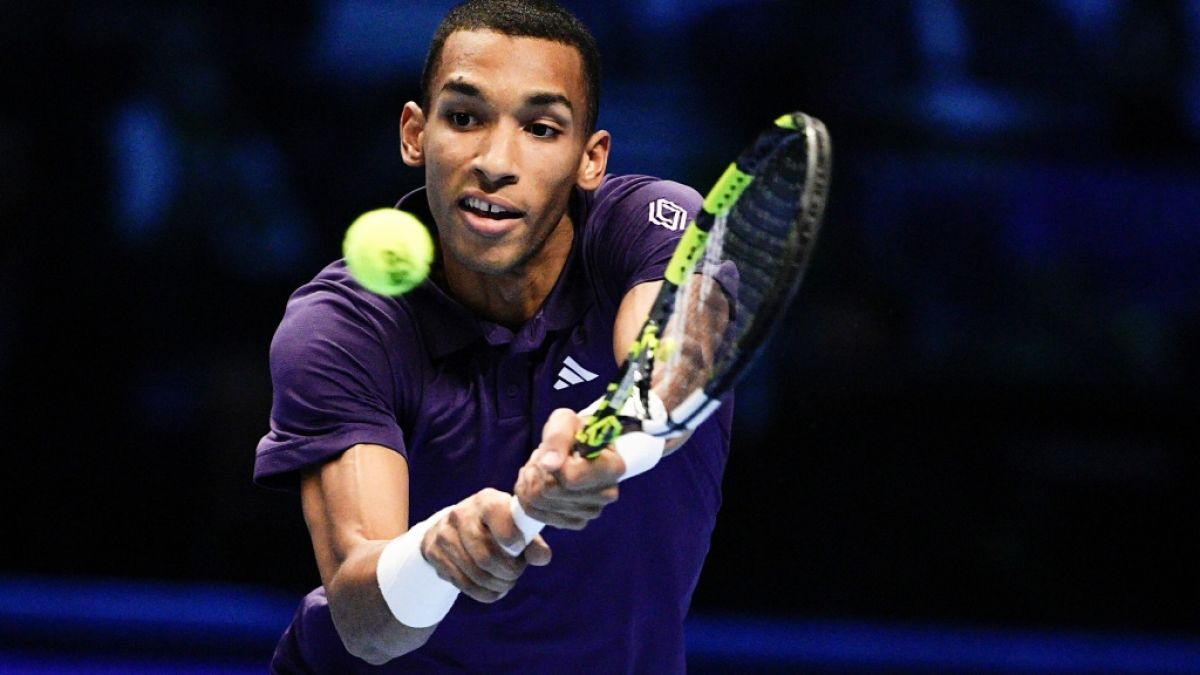 Felix Auger-Aliassime streckt sich zum Ball, am 14.11.2025. (Symbolbild) (Foto)