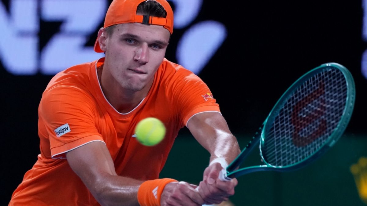 Jakub Mensik aus Tschechien spielt einen R&uuml;ckhand-Return, am 24.01.2026. (Symbolbild) (Foto)