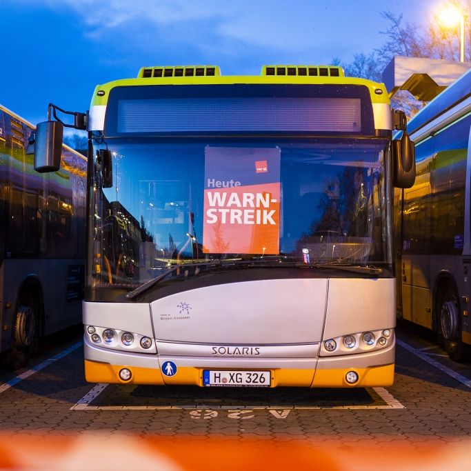 Bundesweite Warnstreiks am Freitag - hier drohen Bus- und Bahnausfälle