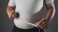 Bauchfett kann ein Gesundheitsrisiko darstellen - mit Ernährung und Sport lässt es sich aber wegtrainieren.