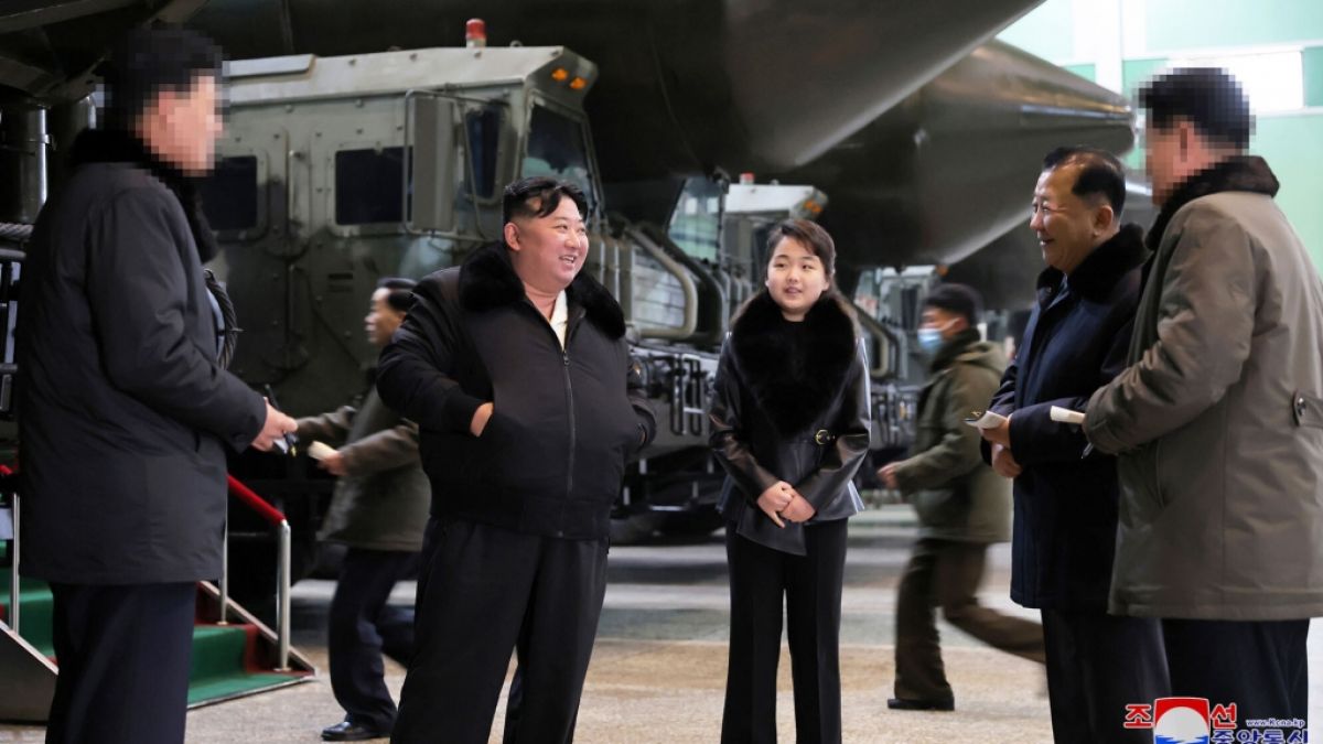 Sie begleitet ihn schon l&auml;nger bei offiziellen Terminen:&nbsp;Kim Jong Uns Tochter beim Besuch einer Fabrik f&uuml;r mobile Abschussvorrichtungen f&uuml;r Interkontinentalraketen (ICBMs). (Foto)