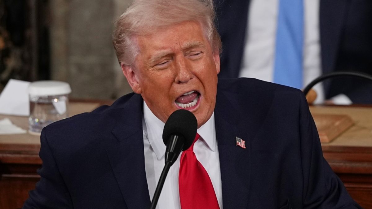 F&uuml;r sein wirres Gepolter w&auml;hrend seiner Rede zur Lage der Nation bekam Donald Trump bitterb&ouml;se H&auml;me von US-Moderator Jimmy Kimmel, der erbarmungslos mit dem Republikaner abrechnete. (Foto)