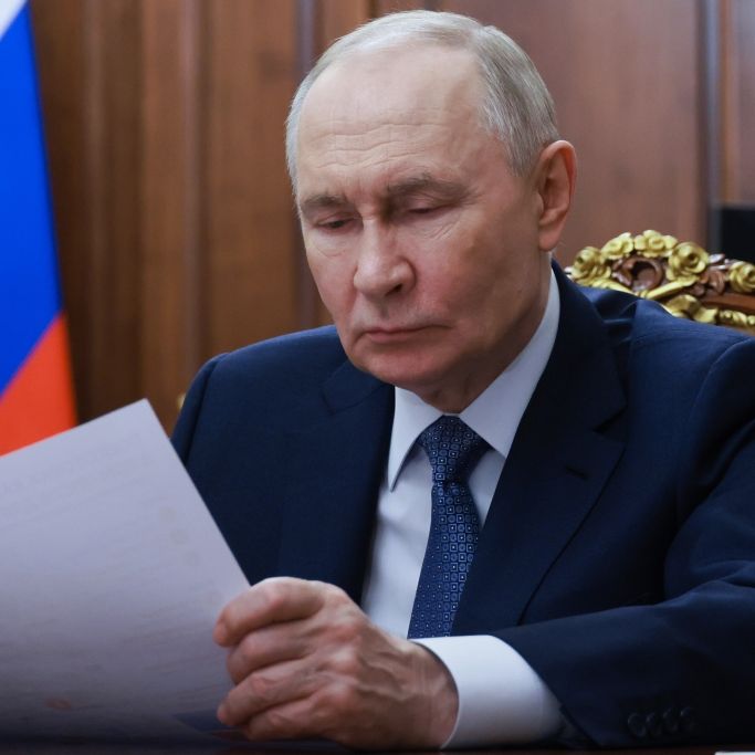 Kriegswichtige Chemie-Fabrik nach Drohnen-Angriff lichterloh in Flammen