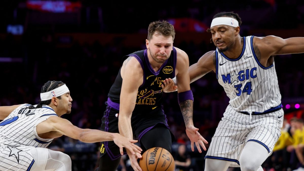 Luka Doncic von den Los Angeles Lakers l&auml;uft mit dem Ball gegen Anthony Black (l) und Wendell Carter Jr. (r) der Orlando Magic, am 24.02.2026. (Symbolbild) (Foto)