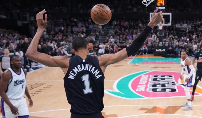 Victor Wembanyama von den San Antonio Spurs trifft den Korb gegen die Sacramento Kings, am 21.02.2026. (Symbolbild)