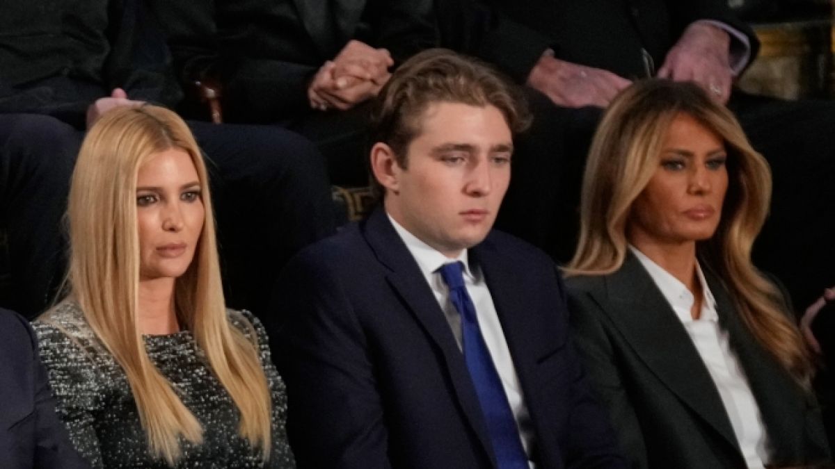 Neben Halbschwester Ivanka (l.) und Mutter Melania (r.) lauscht Barron Trump der Rede seines Vaters zur Lage der Nation. (Foto)
