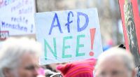 Gegen die menschen- und demokratieverachtende Politik der AfD gehen auch im März 2026 wieder bundesweit Menschen bei Demonstrationen auf die Straße.