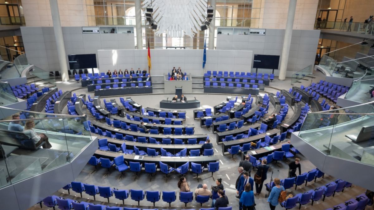 Erstmals knacken die Bez&uuml;ge der Bundestagsabgeordneten die 12.000-Euro-Marke &ndash; und Parlamentspr&auml;sidentin Kl&ouml;ckner kassiert die Erh&ouml;hung gleich doppelt. (Foto)