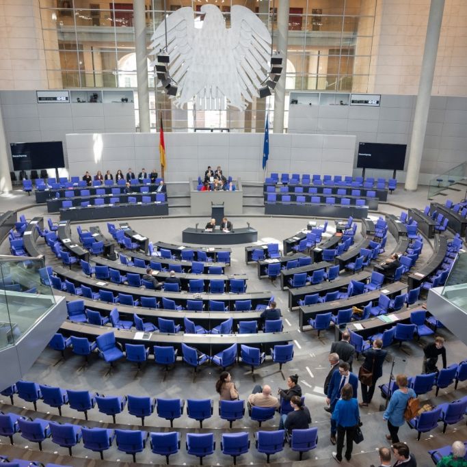 Erstmals knacken die Bezüge der Bundestagsabgeordneten die 12.000-Euro-Marke – und Parlamentspräsidentin Klöckner kassiert die Erhöhung gleich doppelt.