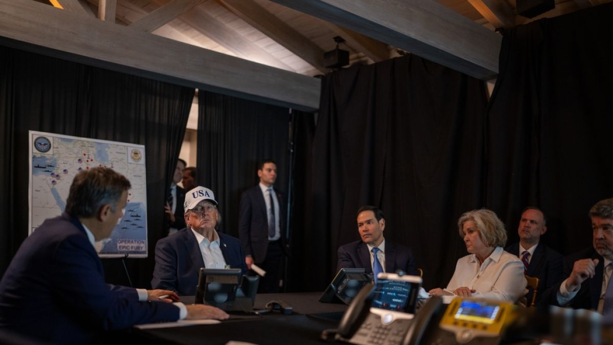 Donald Trump und sein Team im improvisiertem Lagezentrum in Mar-a-Lago. (Foto)