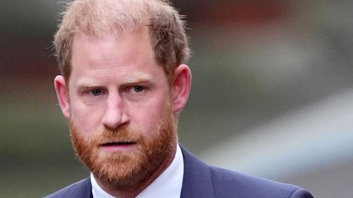 Prinz Harry geriet vor laufender Kamera ins Straucheln, als die Sprache pl&ouml;tzlich auf seinen Skandal-Onkel Andrew kam. (Foto)