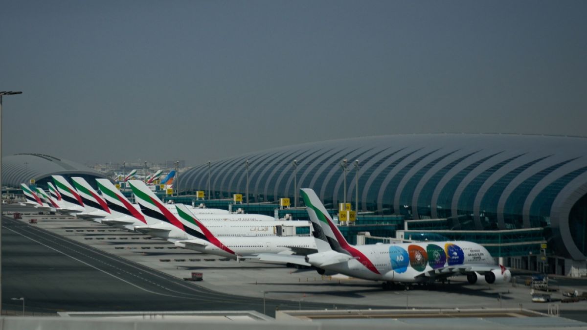 Emirates-Flugzeuge werden nach der Schlie&szlig;ung des Dubai International Airport geparkt. (Foto)