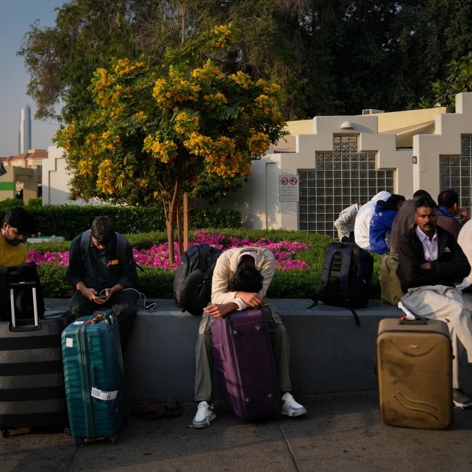 Flüge gestrichen, Drohneneinschläge neben Kreuzfahrtschiff - tausende Touristen betroffen