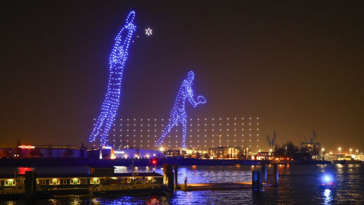 Drohnen bilden zwei Spieler beim Tennis &uuml;ber der Elbe an den Landungsbr&uuml;cken w&auml;hrend einer Show zum Start der Hamburger Olympia-Kampagne des Senats, am 26.02.2026. (Symbolbild) (Foto)