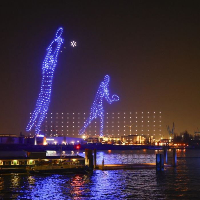 Drohnen bilden zwei Spieler beim Tennis über der Elbe an den Landungsbrücken während einer Show zum Start der Hamburger Olympia-Kampagne des Senats, am 26.02.2026. (Symbolbild)