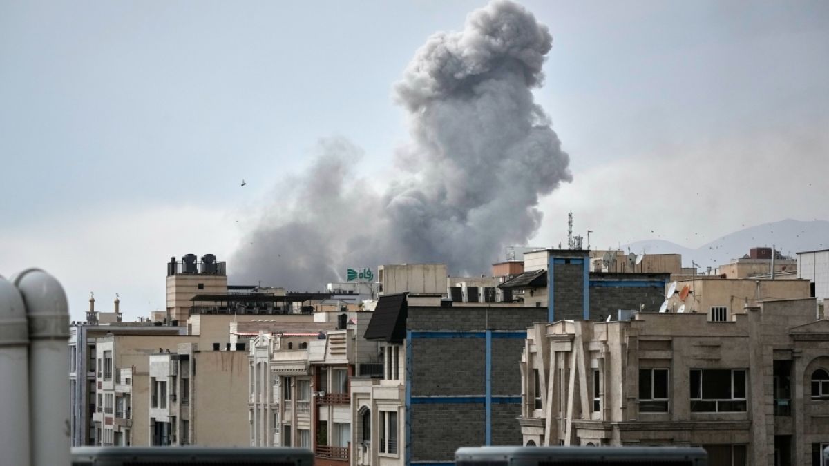 Eine Rauchwolke steigt nach einer Explosion in Teheran auf. (Foto)