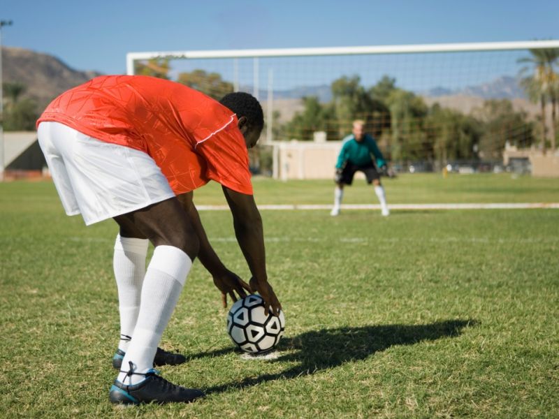 Habibu Aliyu Ozeze ist tot: Fußball-Star (26) kollabiert beim Freistoß und stirbt