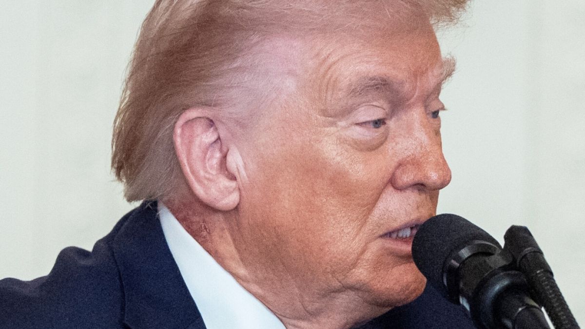 W&auml;hrend einer Zeremonie zur Verleihung der Ehrenmedaille im East Room des Wei&szlig;en Hauses konnte Donald Trump ein weiteres Symptom aus seiner Krankengeschichte nicht verstecken. (Foto)