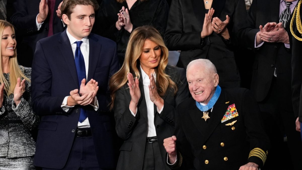 K&ouml;nnte sich Barron Trump, der j&uuml;ngste Sohn von US-Pr&auml;sident Donald Trump, bald als US-Soldat mitten im Iran-Konflikt wiederfinden? (Foto)