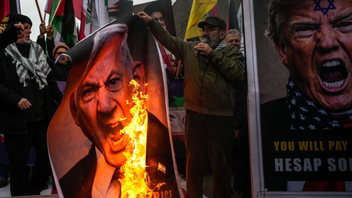 Demonstranten verbrennen ein Plakat des israelischen Premierministers Netanjahu w&auml;hrend einer anti-amerikanischen und anti-israelischen Kundgebung vor dem US-Konsulat. (Foto)