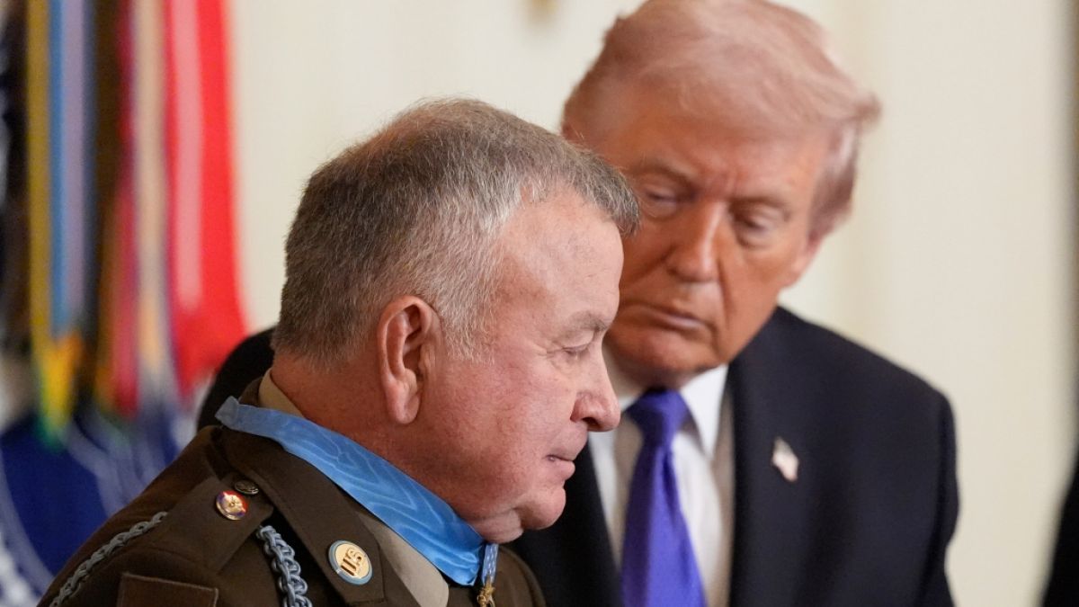 Oberstabsfeldwebel Terry P. Richardson mit der Ehrenmedaille der US-Armee. (Foto)