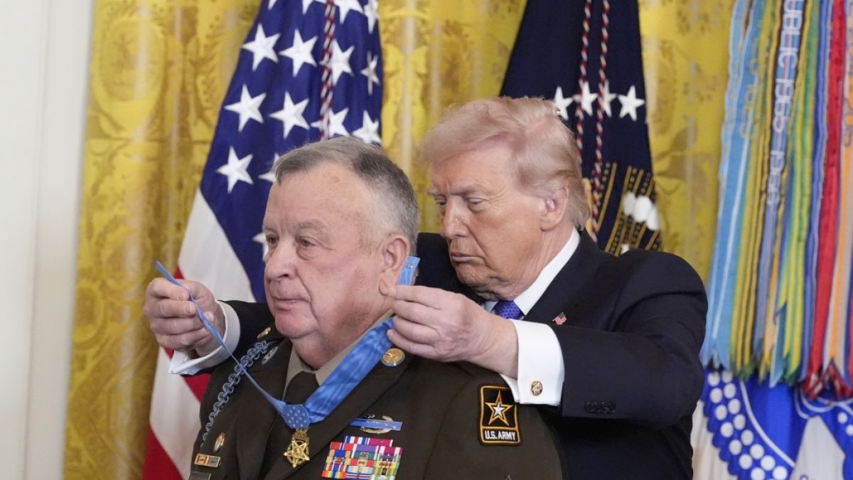 US-Pr&auml;sident Donald Trump &uuml;berreicht Oberstabsfeldwebel Terry P. Richardson die Ehrenmedaille der US-Armee w&auml;hrend einer Zeremonie im East Room des Wei&szlig;en Hauses. (Foto)